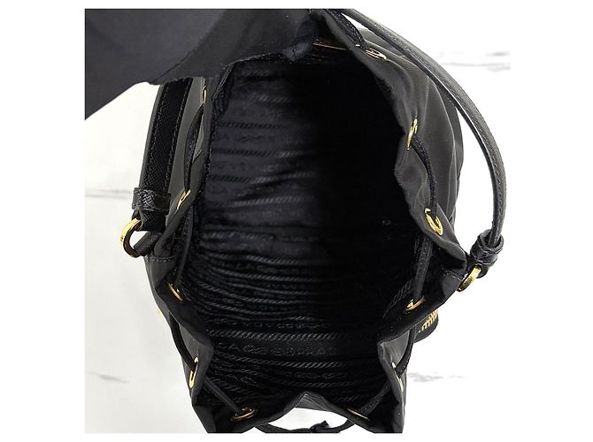 Prada Borsa bucket crossbody in nylon con logo triangolare Nero - vista 17