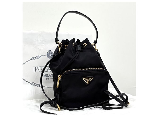 Prada Borsa bucket crossbody in nylon con logo triangolare Nero - vista 2