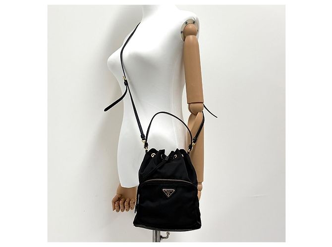 Prada Borsa bucket crossbody in nylon con logo triangolare Nero - vista 3