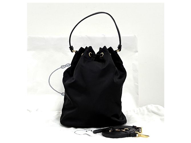Prada Borsa bucket crossbody in nylon con logo triangolare Nero - vista 6