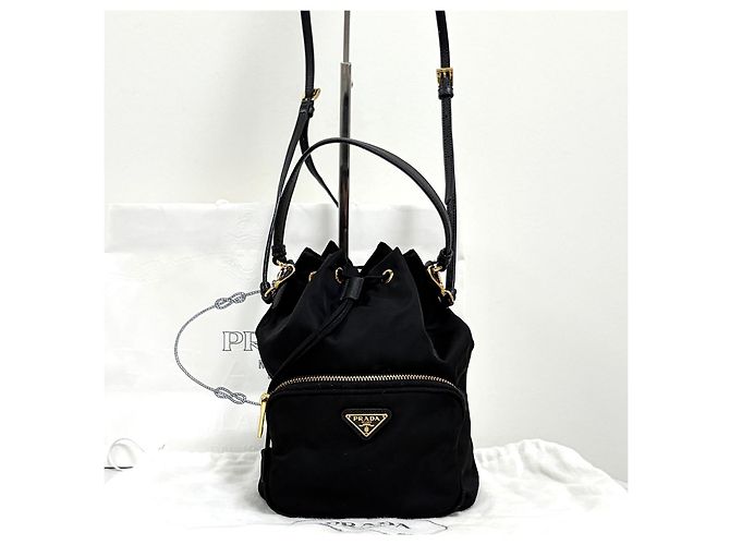 Prada Borsa bucket crossbody in nylon con logo triangolare Nero - vista 7