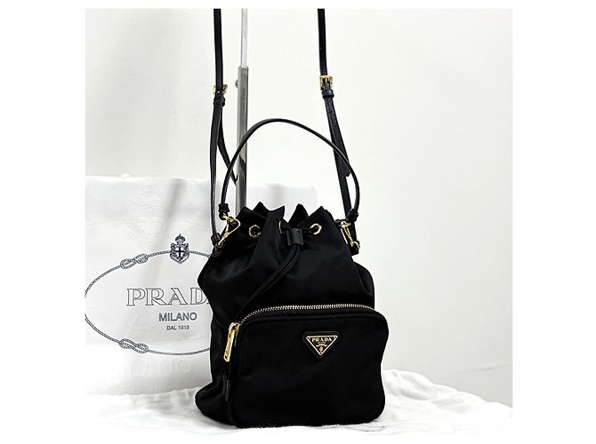 Prada Borsa bucket crossbody in nylon con logo triangolare Nero - vista 8