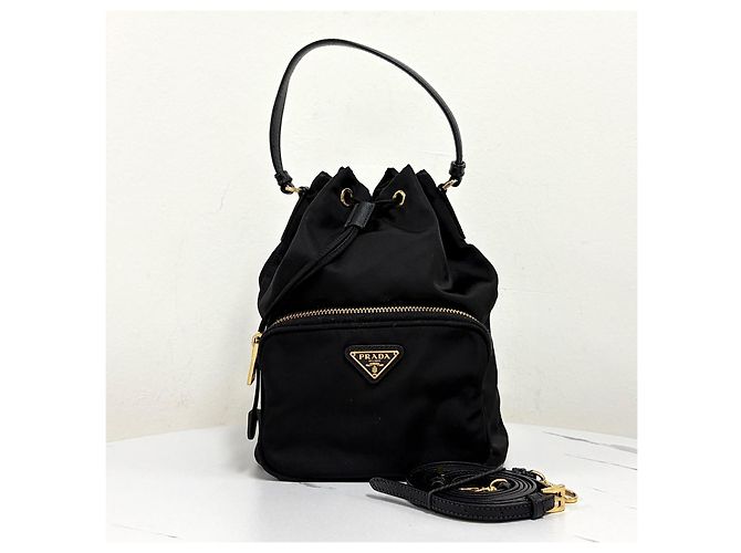 Prada Borsa bucket crossbody in nylon con logo triangolare Nero - vista 9