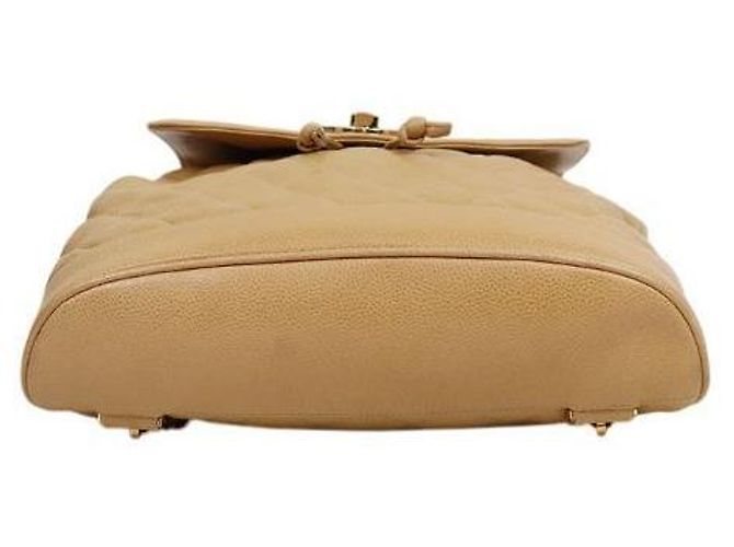 Chanel Mochila de aba acolchoada em couro caviar bege Marrom - vista 4