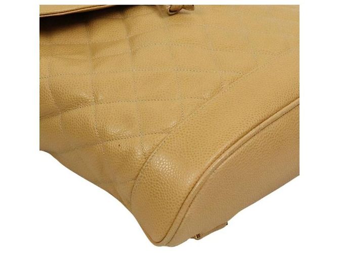 Chanel Mochila de aba acolchoada em couro caviar bege Marrom - vista 5