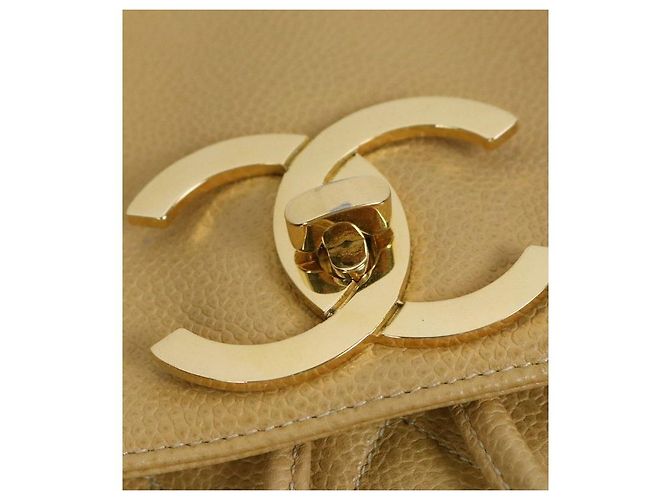 Chanel Mochila de aba acolchoada em couro caviar bege Marrom - vista 8