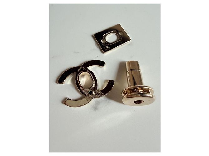 CHANEL fibbia CC turnlock oro D'oro - vista 3