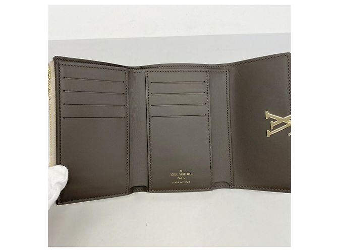 Louis Vuitton Portefeuille Capucines Compact Tri-fold Wallet - vista 3