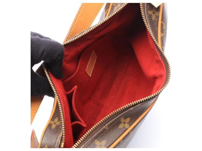 Borsa a tracolla Louis Vuitton Pochette Croissant Monogram Marrone - vista 3