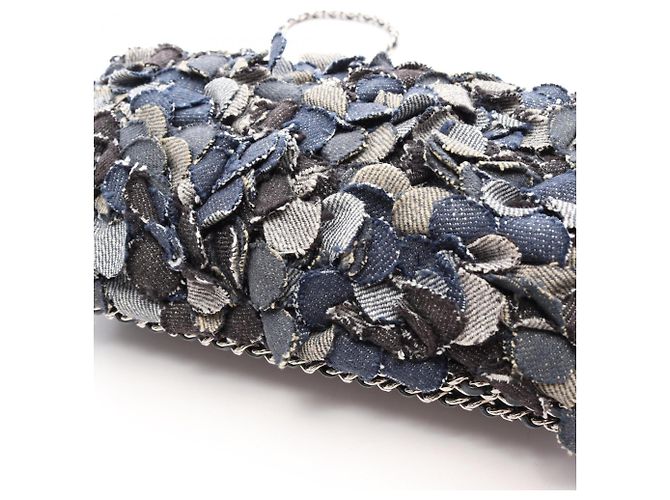Borsa a tracolla Chanel Camellia in denim Nero Blu navy - vista 10