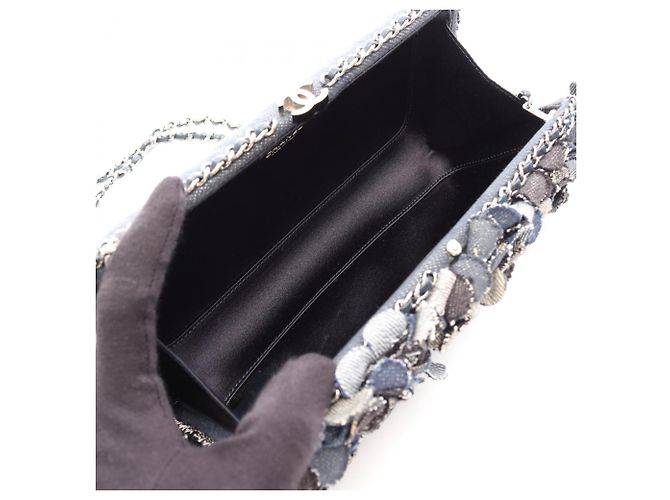 Borsa a tracolla Chanel Camellia in denim Nero Blu navy - vista 3