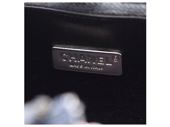 Borsa a tracolla Chanel Camellia in denim Nero Blu navy - vista 4