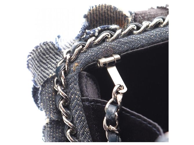 Borsa a tracolla Chanel Camellia in denim Nero Blu navy - vista 6