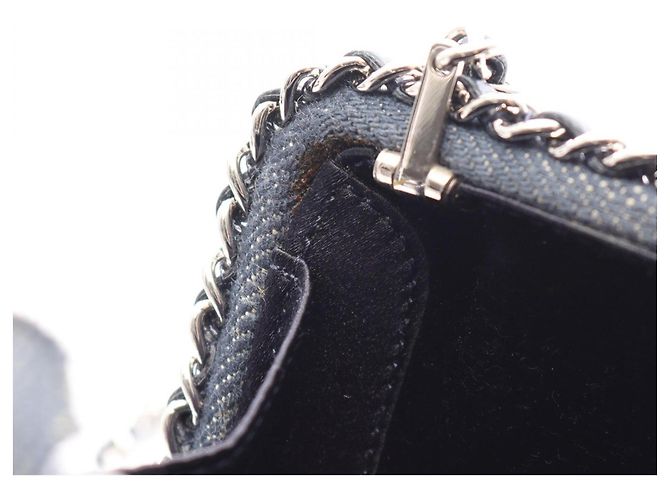 Borsa a tracolla Chanel Camellia in denim Nero Blu navy - vista 7
