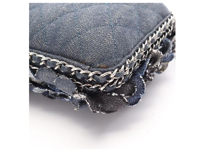 Borsa a tracolla Chanel Camellia in denim Nero Blu navy - vista 9