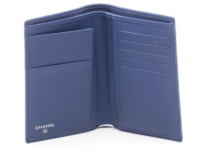 Portapassaporto in pelle blu navy Chanel Coco Mark - vista 3