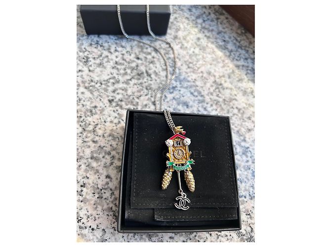 Collana con pendente Chanel Cuckoo Clock Bianco Rosso D'oro Verde Gold hardware - vista 2