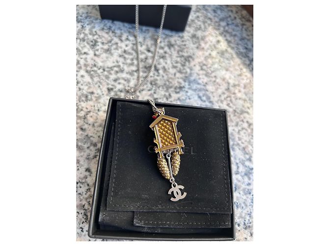 Collana con pendente Chanel Cuckoo Clock Bianco Rosso D'oro Verde Gold hardware - vista 3