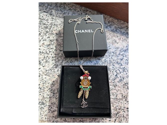 Collana con pendente Chanel Cuckoo Clock Bianco Rosso D'oro Verde Gold hardware - vista 4