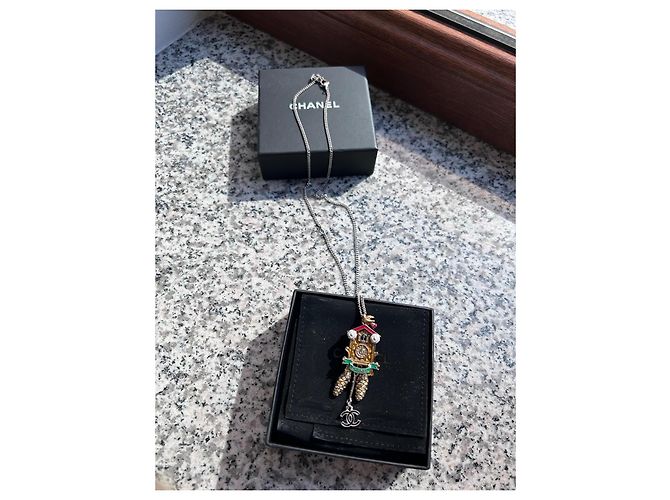Collana con pendente Chanel Cuckoo Clock Bianco Rosso D'oro Verde Gold hardware - vista 6