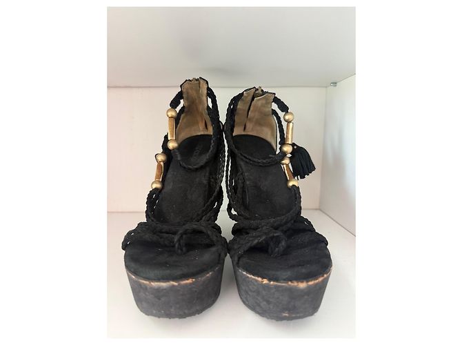 Sandali wedge Jimmy Choo in camoscio nero con nappe e decorazioni dorate - vista 2