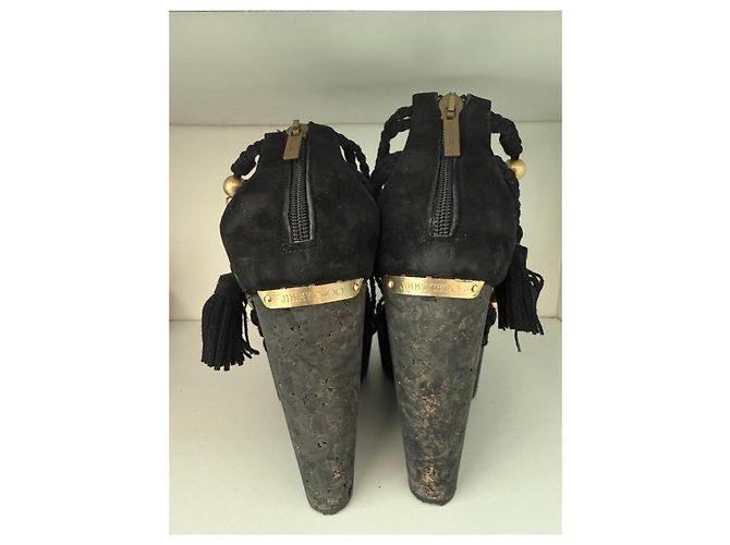 Sandali wedge Jimmy Choo in camoscio nero con nappe e decorazioni dorate - vista 3
