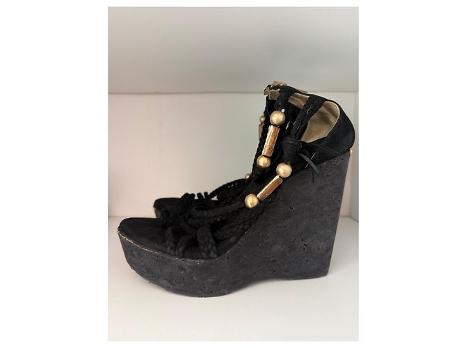 Sandali wedge Jimmy Choo in camoscio nero con nappe e decorazioni dorate - vista 4