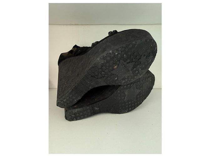 Sandali wedge Jimmy Choo in camoscio nero con nappe e decorazioni dorate - vista 8