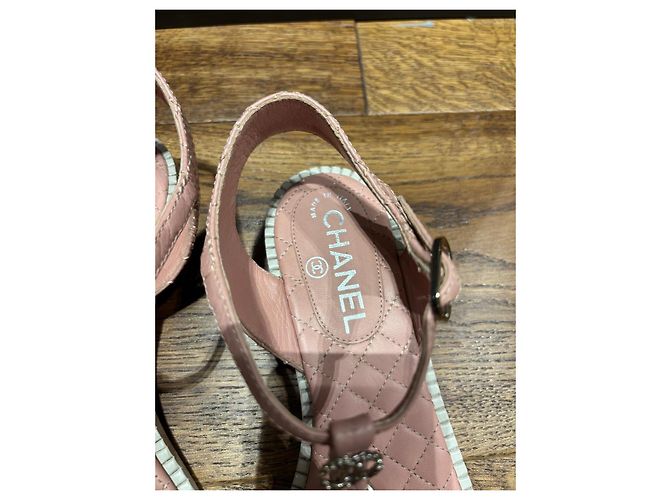 Sandali T-Strap Chanel in pelle matelassé rosa con dettaglio a catena - vista 10