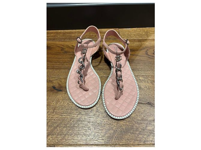 Sandali T-Strap Chanel in pelle matelassé rosa con dettaglio a catena - vista 11
