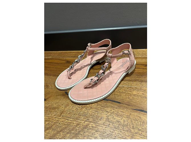Sandali T-Strap Chanel in pelle matelassé rosa con dettaglio a catena - vista 12