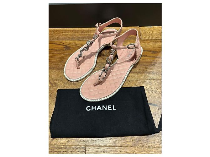 Sandali T-Strap Chanel in pelle matelassé rosa con dettaglio a catena - vista 13