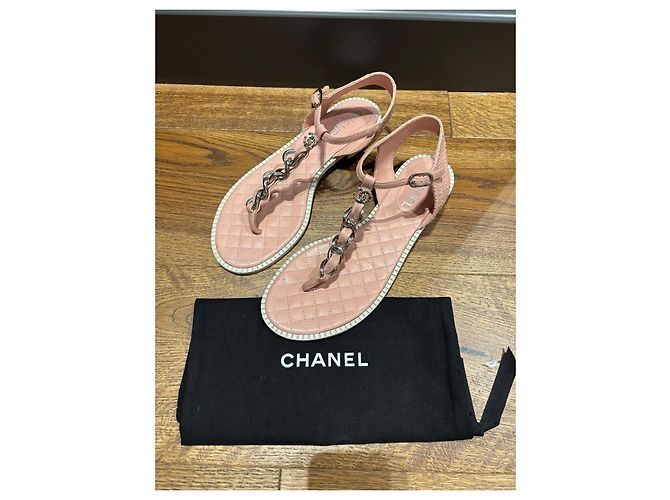 Sandali T-Strap Chanel in pelle matelassé rosa con dettaglio a catena - vista 2