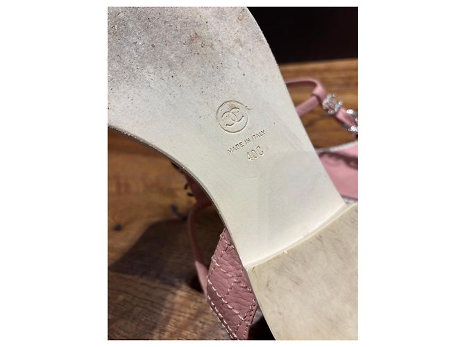 Sandali T-Strap Chanel in pelle matelassé rosa con dettaglio a catena - vista 3