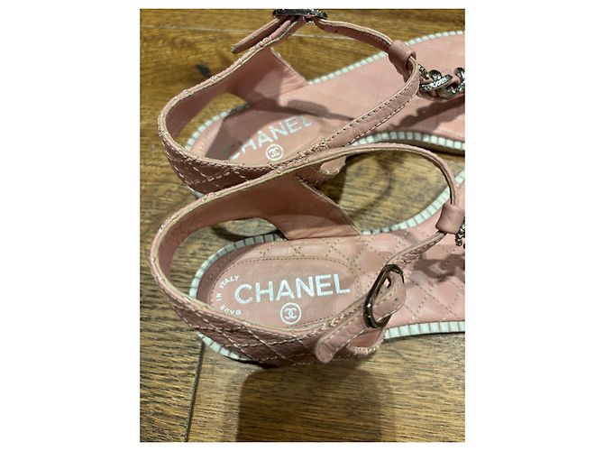 Sandali T-Strap Chanel in pelle matelassé rosa con dettaglio a catena - vista 4