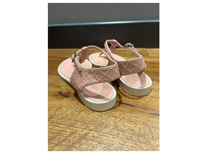 Sandali T-Strap Chanel in pelle matelassé rosa con dettaglio a catena - vista 5