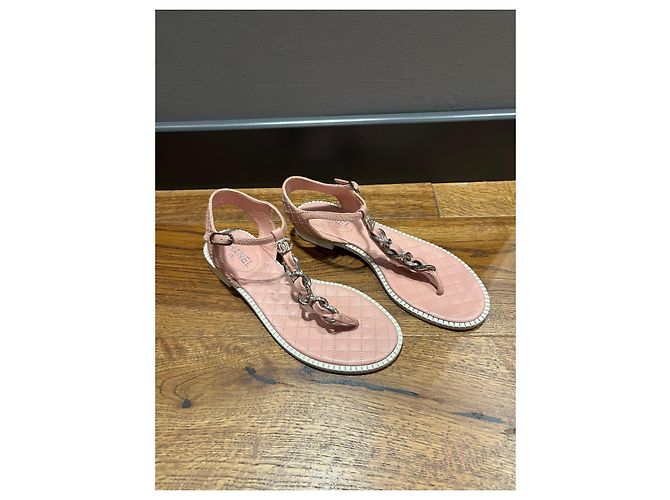 Sandali T-Strap Chanel in pelle matelassé rosa con dettaglio a catena - vista 6