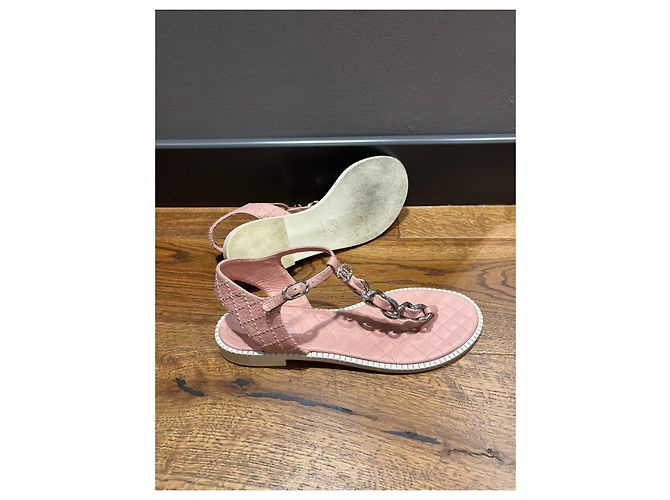 Sandali T-Strap Chanel in pelle matelassé rosa con dettaglio a catena - vista 7