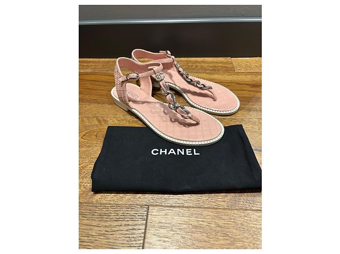 Sandali T-Strap Chanel in pelle matelassé rosa con dettaglio a catena - vista 8
