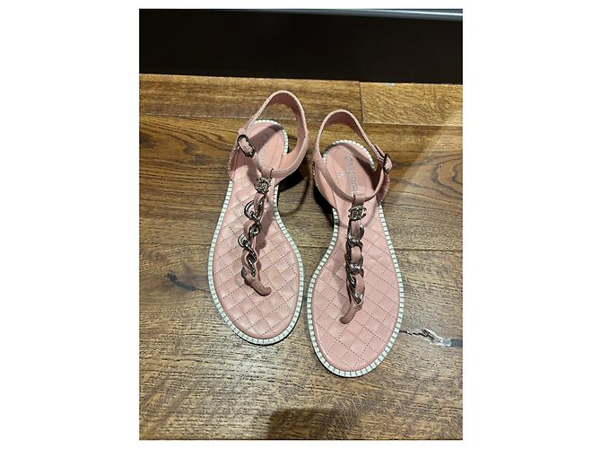 Sandali T-Strap Chanel in pelle matelassé rosa con dettaglio a catena - vista 9