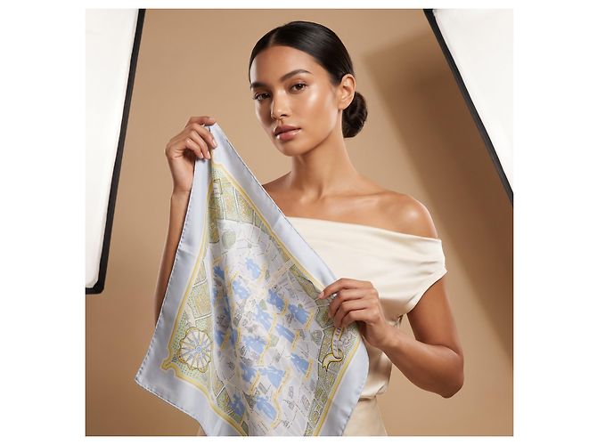 Hermès HERMES Paris Les Amoureux De Paris Gavroche Einstecktuch aus Seidentwill 45cm Blau Beige Gelb Hellblau - Ansicht 11