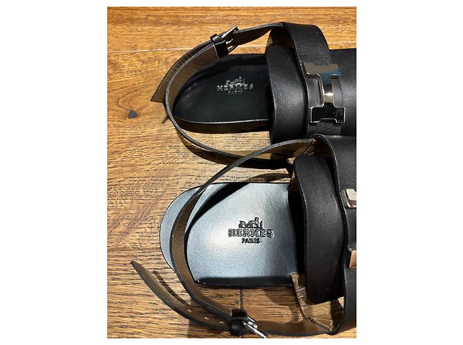 Hermès Sandali thong in pelle nera con logo H Hermes Nero - vista 11