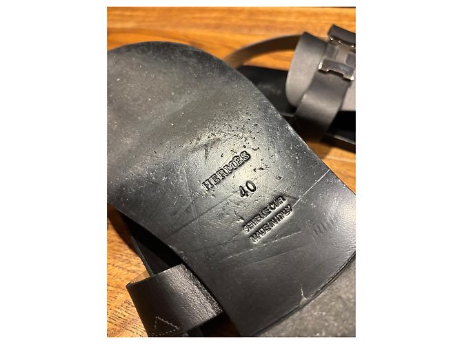 Hermès Sandali thong in pelle nera con logo H Hermes Nero - vista 3