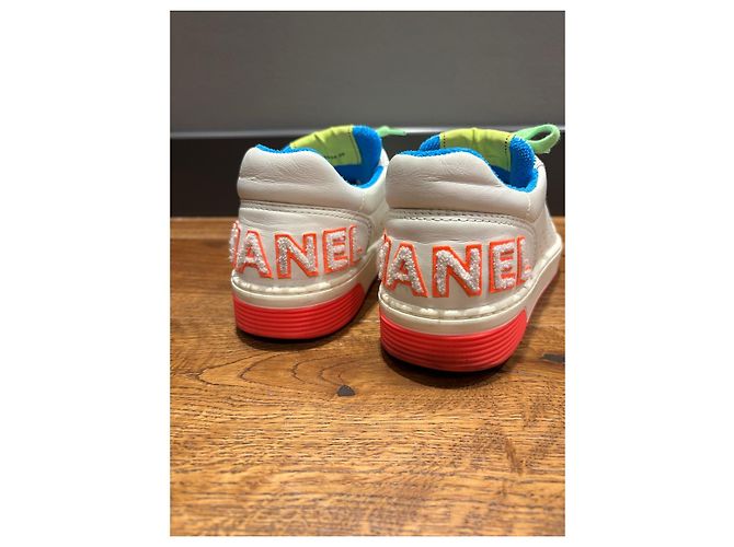 Sneakers Chanel in pelle bianca con dettagli neon Bianco Blu Verde Arancione - vista 11