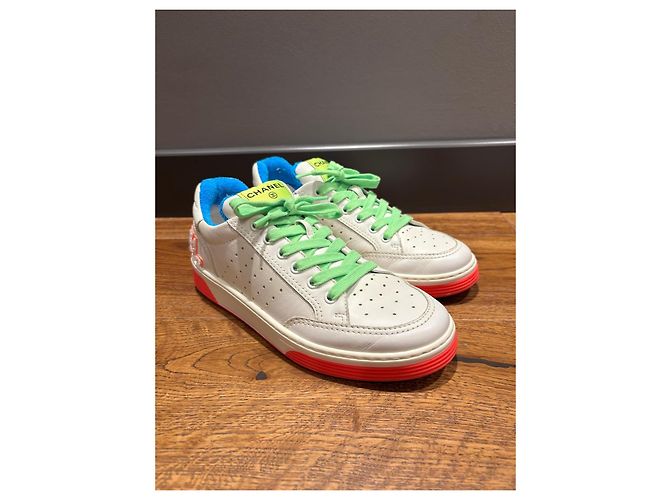 Sneakers Chanel in pelle bianca con dettagli neon Bianco Blu Verde Arancione - vista 2