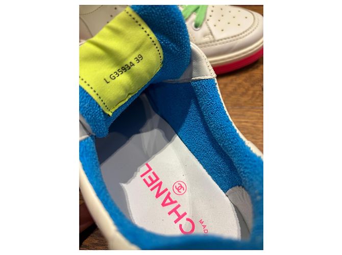 Sneakers Chanel in pelle bianca con dettagli neon Bianco Blu Verde Arancione - vista 3
