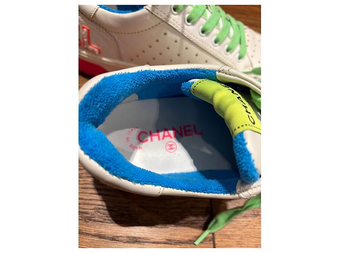Sneakers Chanel in pelle bianca con dettagli neon Bianco Blu Verde Arancione - vista 4