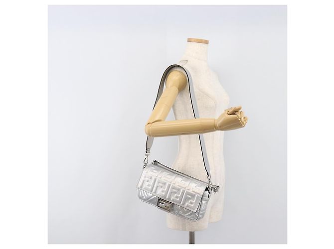 Borsa a spalla FENDI Zucca Mamma Baguette in pelle argento 8BR600 Auth yk20852SAM Prata - vista 28