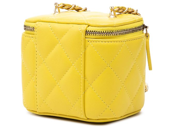 Mini Vanity Case Chanel in Lambskin Matelassé Giallo con Catena e Tracolla - vista 2