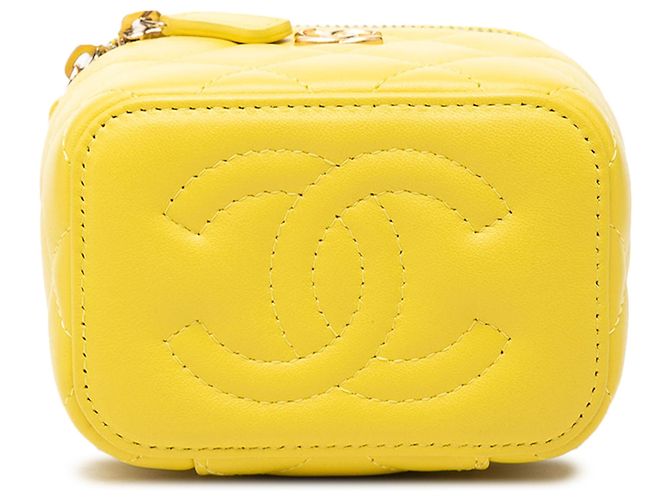 Mini Vanity Case Chanel in Lambskin Matelassé Giallo con Catena e Tracolla - vista 3